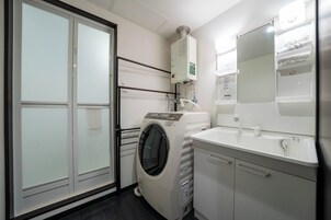 Bañera con ducha, artículos de tocador gratuitos, secador de pelo