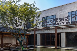 Vista frontal de la propiedad