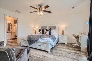 3 makuuhuonetta, työpöytä, silitysrauta/-lauta, vauvan matkasänky