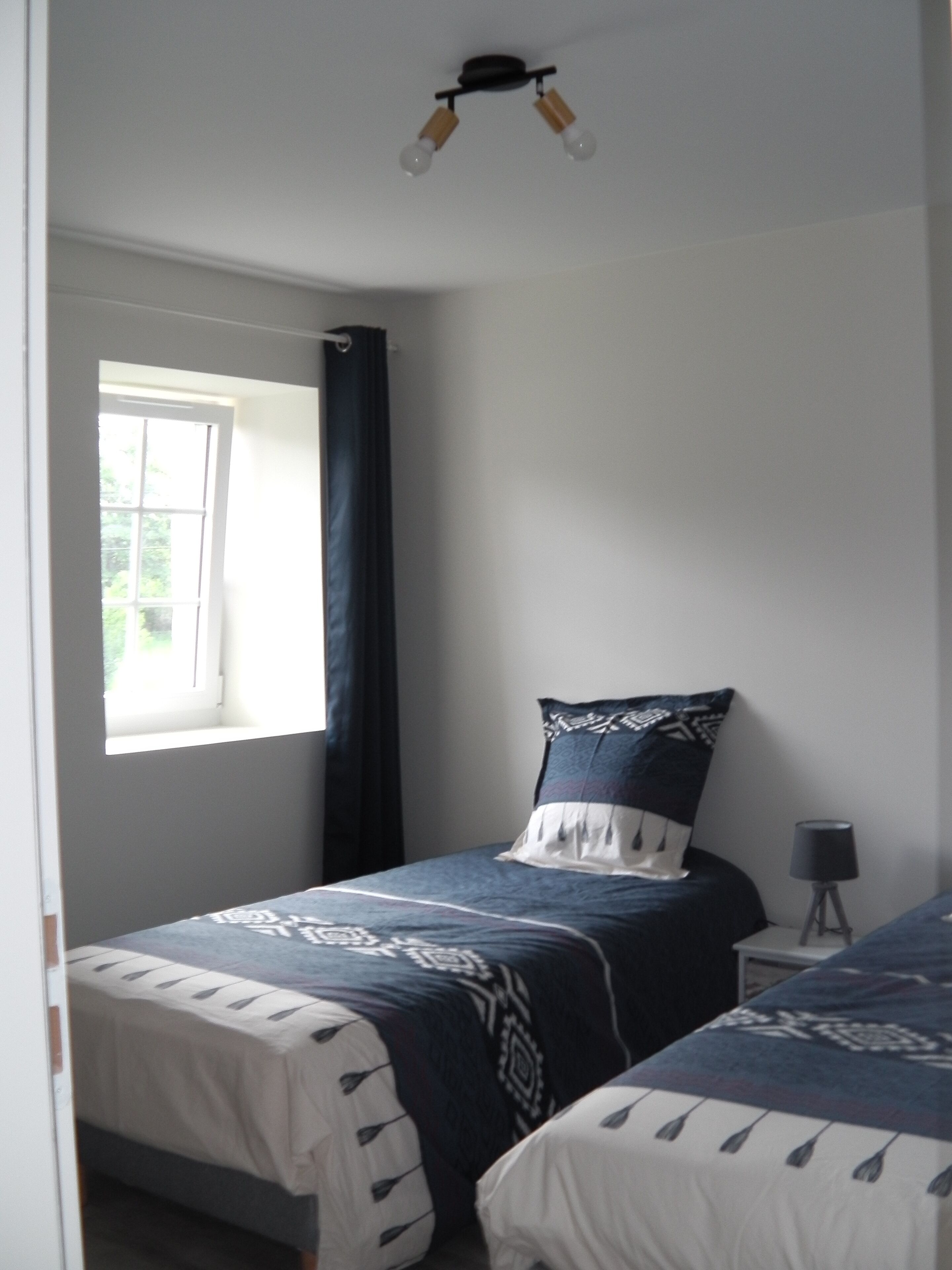 1 soverom, strykejern/-brett, reiseseng for barn og sengetøy