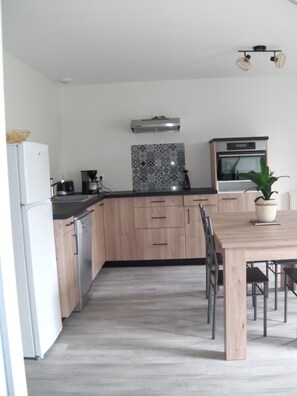 Fridge, microwave, oven, stovetop - Propriété de Campagne Proposant un Meublé 2/4 Personnes (NOAILLAC)