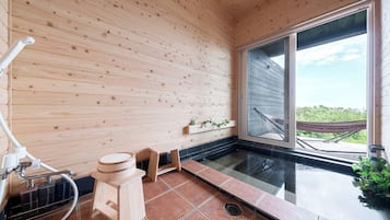 奢华别墅 | 浴室 | 淋浴/盆浴组合、深泡浴缸、免费洗浴用品、吹风机