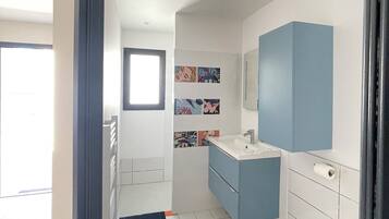 Een douche, een bidet, handdoeken, zeep