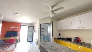 Een koelkast, een microgolfoven, een oven, een kookplaat