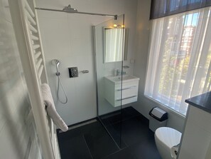 Tremannsrom – deluxe | Bad | Toalettartikler (inkludert), hårføner, håndklær og såpe