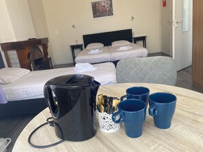 Habitación triple Deluxe | Café y/o cafetera