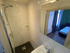 Tweepersoonskamer | Badkamer | Gratis toiletartikelen, een haardroger, handdoeken, zeep