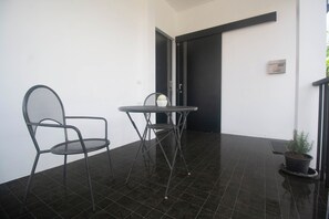 Outdoor dining - The Pool Intouch Villa (ตำบล หนองทะเล)