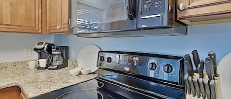Réfrigérateur, four à micro-ondes, un four, surface de cuisson