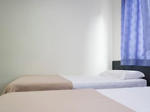 Habitació amb dos llits individuals Deluxe (Window) | Escriptori i wifi gratuïta