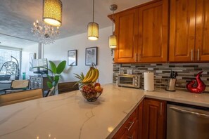 Kühlschrank, Mikrowelle, Herdplatte, Geschirrspüler