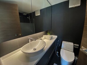 Shower, rainfall showerhead, free toiletries - Shipping Container Hotel Haw Par Villa (Singapore)