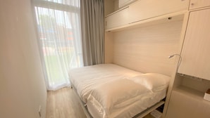 1 bedroom, desk, blackout drapes, iron/ironing board - Shipping Container Hotel Haw Par Villa (Singapore)