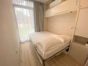 1 bedroom, desk, blackout drapes, iron/ironing board - Shipping Container Hotel Haw Par Villa (Singapore)