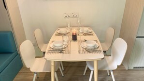 Suite | Dining room - Shipping Container Hotel Haw Par Villa (Singapore)