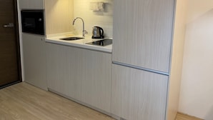 Suite | Private kitchen | Electric kettle - Shipping Container Hotel Haw Par Villa (Singapore)