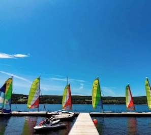 Un quai équipé pour la planche à voile et où l’on peut trouver un jet ski.