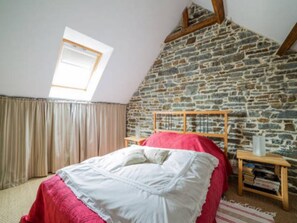 2 bedrooms, iron/ironing board, travel cot, free WiFi