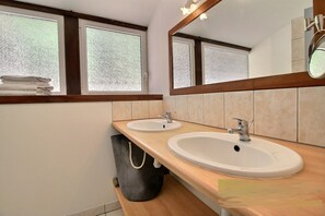 Ducha, secador de pelo, toallas y papel higiénico