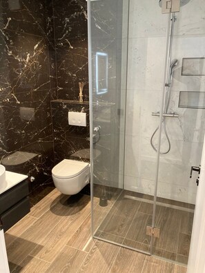 Dusche, Haartrockner, Handtücher, Seife