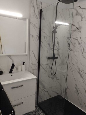 Dusche, Handtücher, Seife, Toilettenpapier