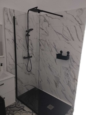 Dusche, Handtücher, Seife, Toilettenpapier