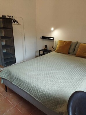 1 bedroom, bed sheets