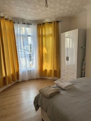 4 bedrooms, iron/ironing board, free WiFi, bed sheets - Excellent 4 bedroom in enfield  (London)