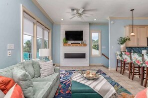 TV, fireplace, DVD player, stereo - Gulf Shores Escape Walk to Waves Pool & Golf Views (Gulf Shores)