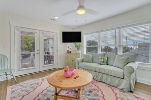 TV - Freshly Renovated Tybee Beach Home:Short Walk to B (Tybee Island)