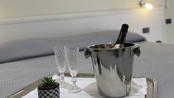 Deluxe Triple Room | Minibar, desk, blackout drapes, free WiFi