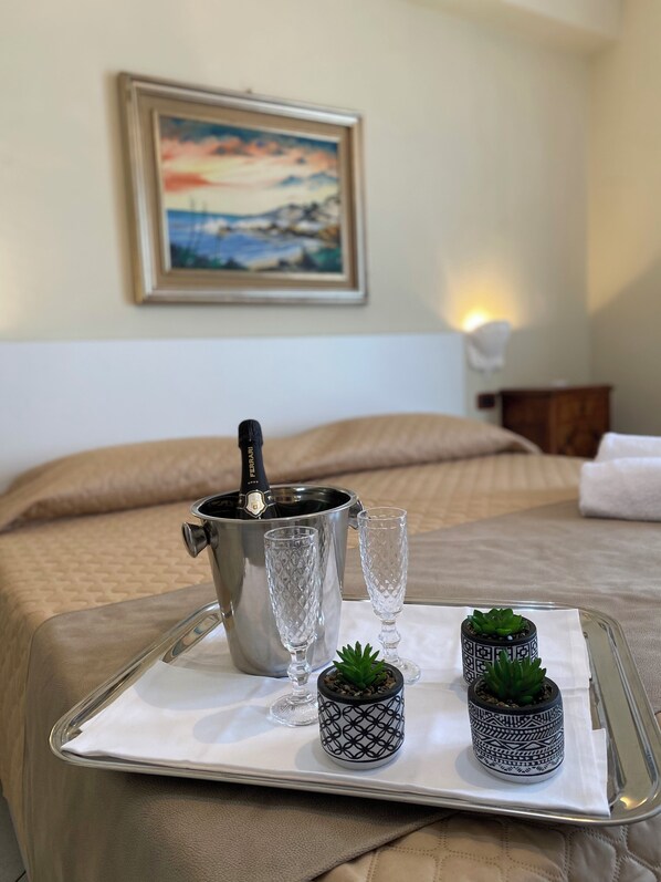 Deluxe-Vierbettzimmer | Minibar, Schreibtisch, Verdunkelungsvorhänge, kostenloses WLAN