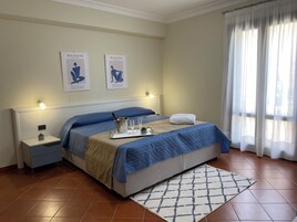 Minibar, escritorio, cortinas blackout y wifi gratis 