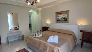 Deluxe vierpersoonskamer | 1 slaapkamer, een minibar, een bureau, verduisterende gordijnen