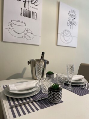 豪華套房, 1 張加大雙人床 | 起居區 | 智慧型電視、Netflix、Hulu、首輪電影