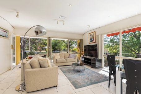 Smart TV, books. A sunny open stylish 3B&2B suite in Yarralumla close to Lake and shopping centre
