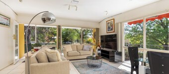 A sunny open stylish 3B&2B suite in Yarralumla close to Lake and shopping centre