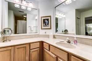 Badkar/dusch, hårtork och handdukar