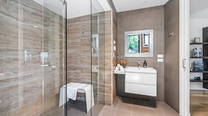 Shower, jetted tub, hair dryer, towels - Sea Zen - Couples studio with steam shower and spa (Separation Creek)