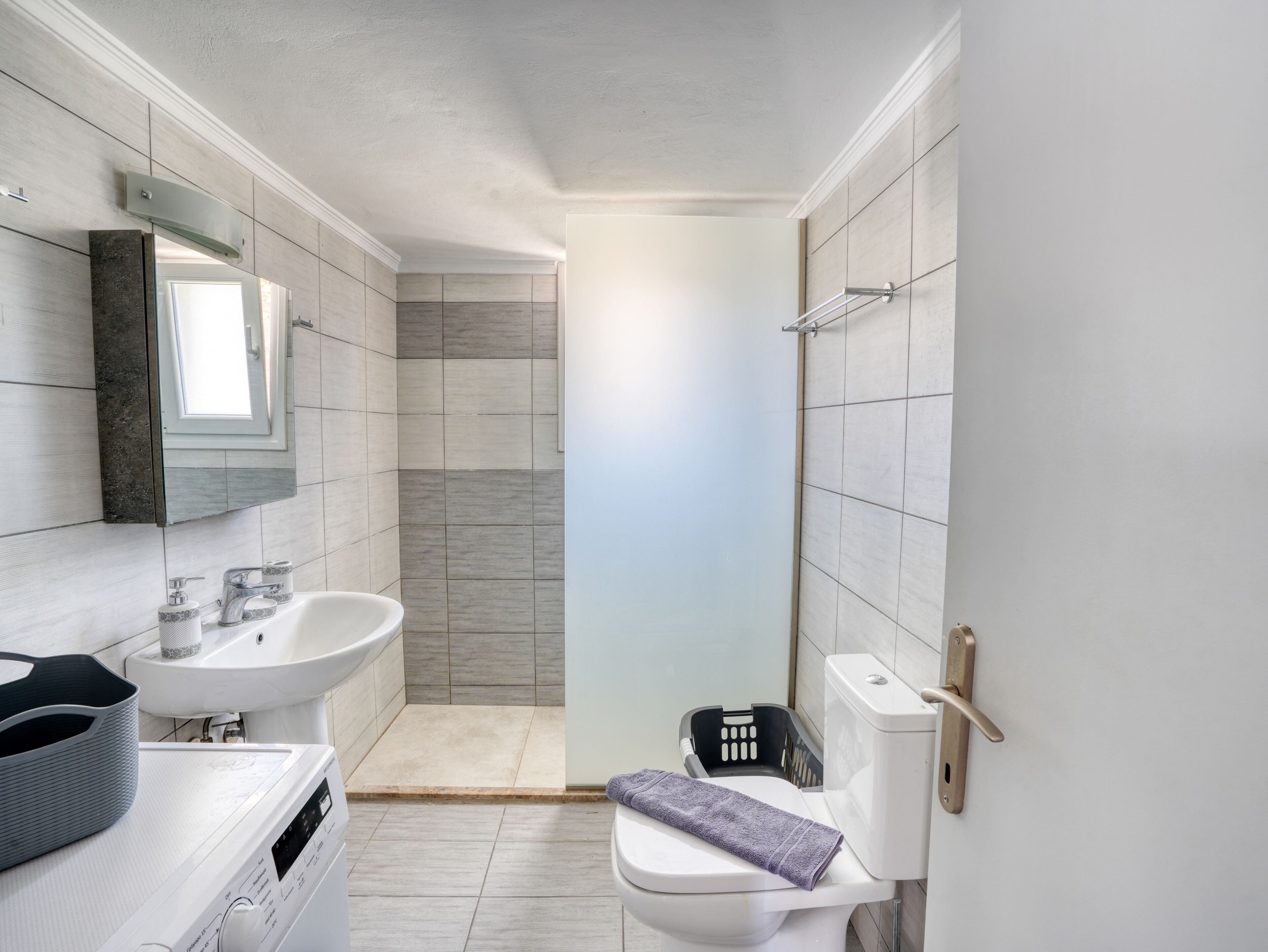 Combined shower/tub, deep soaking tub, hair dryer, towels