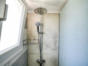 Duschwanne, Komfortbadewanne, Haartrockner, Handtücher