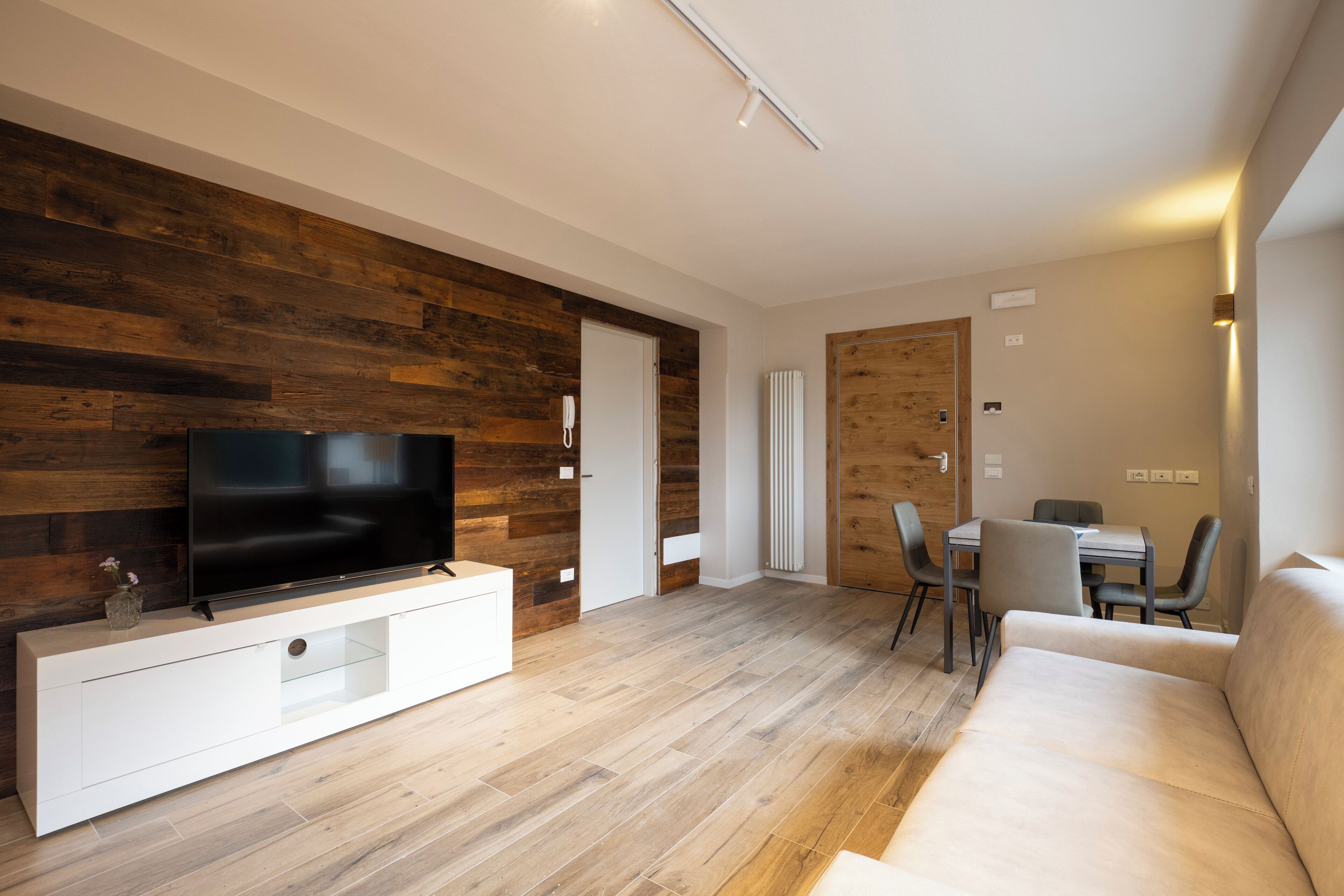 Appartamento Standard | Area soggiorno | Smart TV 50 pollici con canali digitali, servizi in streaming