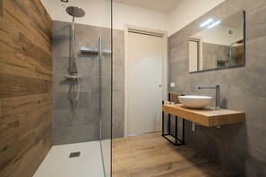 Standard-Apartment | Badezimmer | Dusche, Regendusche, kostenlose Toilettenartikel, Haartrockner