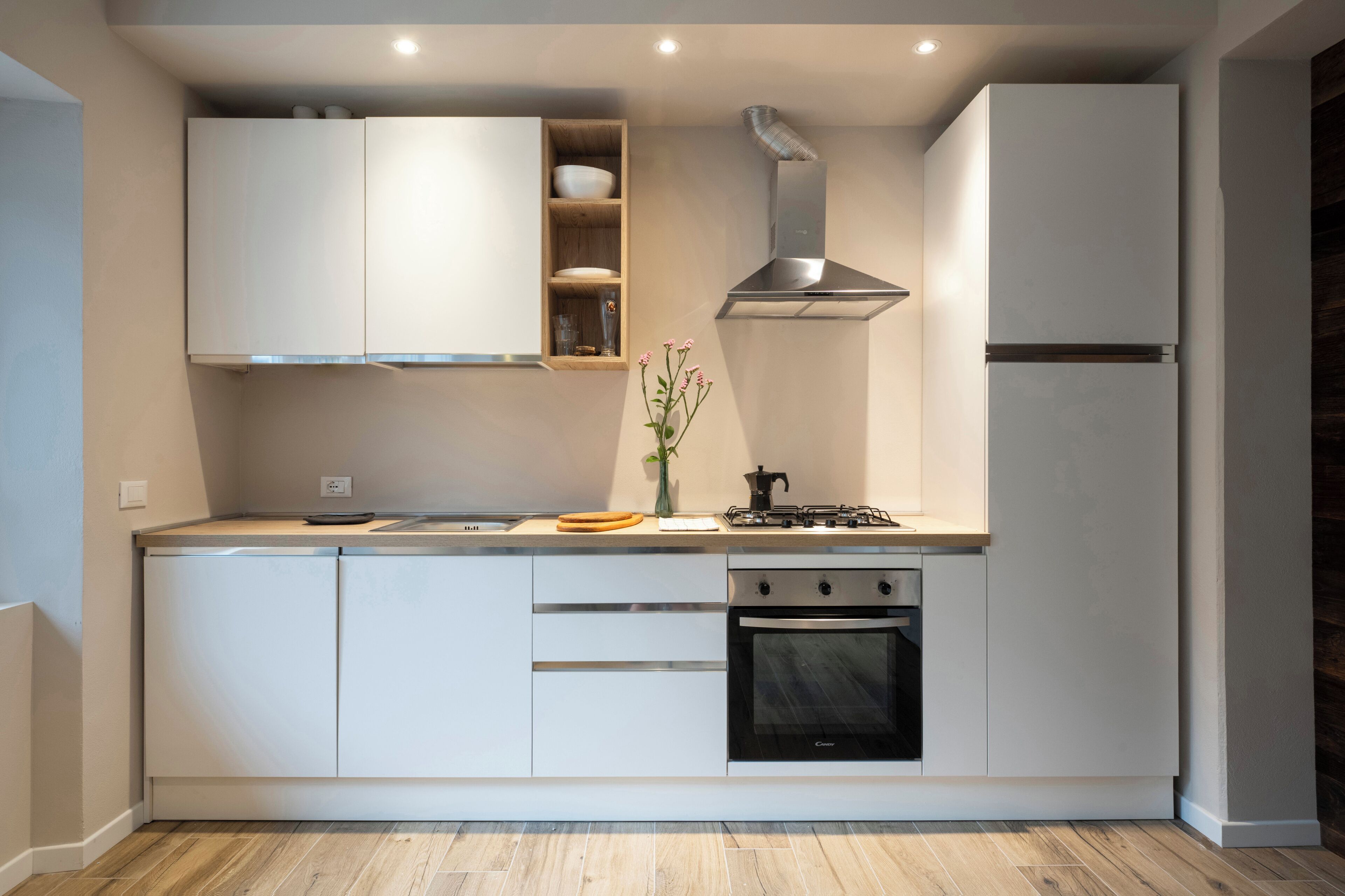 Appartamento Standard | Cucina privata | Frigorifero con congelatore, microonde, forno, piano cottura