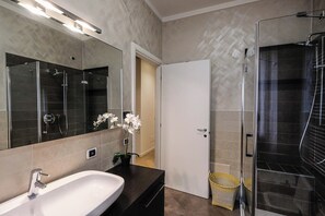 Family Apartment, 1 Bedroom, Private Bathroom | Bathroom | Shower, free toiletries, hair dryer, slippers - Verona Suites&Rooms (Verona)