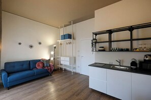 Appartement Deluxe, 1 chambre, balcon | Coin séjour | TV connectée de 40 pouces avec chaînes numériques