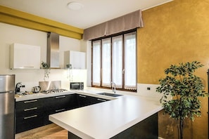 Suite Studio Premium, salle de bains privée | Cuisine privée | Mini réfrigérateur, micro-ondes, chaise haute, serviettes en papier