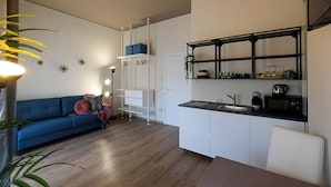 Deluxe Apartment, 1 Bedroom, Balcony | Living area | 40-inch Smart TV with digital channels - Verona Suites&Rooms (Verona)