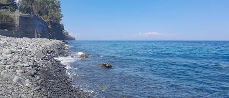 Una spiaggia nelle vicinanze