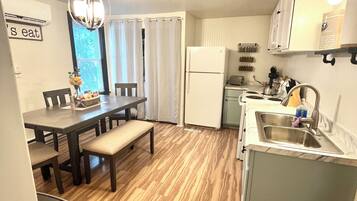 Kjøleskap, mikrobølgeovn, ovn og kokeplater